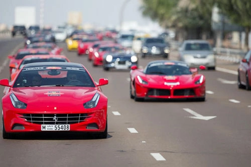  dàn siêu xe ferrari diễu hành ở abu dhabi - 2