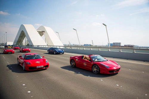  dàn siêu xe ferrari diễu hành ở abu dhabi - 3