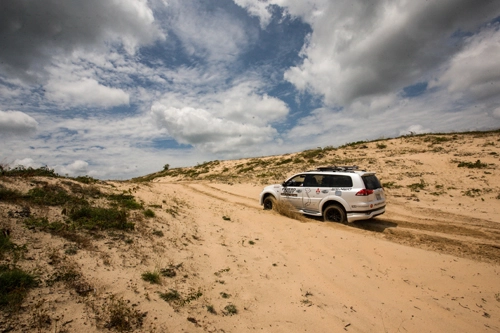  mitsubishi pajero sport chinh phục địa hình đồi cát - 2