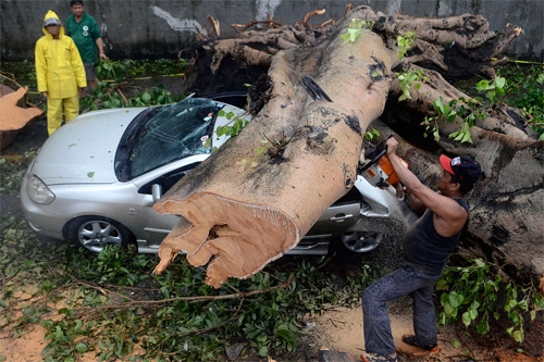  những tai nạn xe khôn lường trong bão - 3