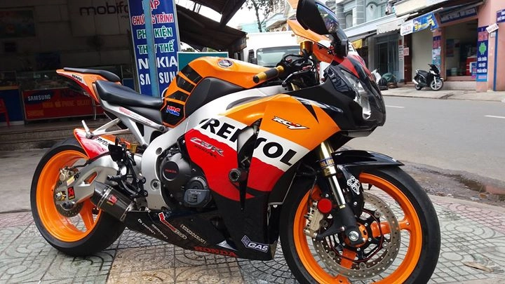 Cbr 1000rr - bò rừng repsol 2010 trùm mền khoe dáng - 1