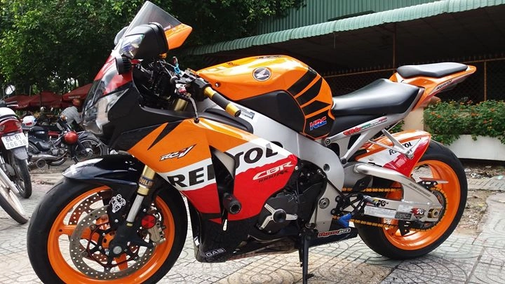 Cbr 1000rr - bò rừng repsol 2010 trùm mền khoe dáng - 2