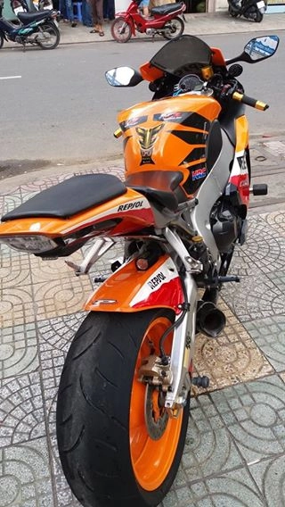 Cbr 1000rr - bò rừng repsol 2010 trùm mền khoe dáng - 8