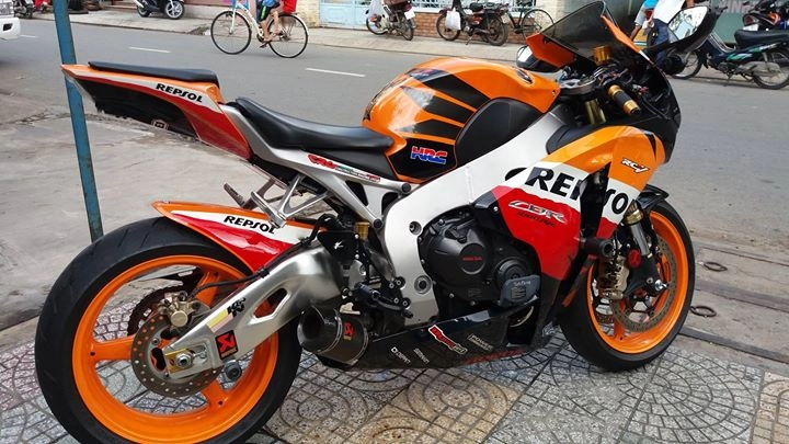 Cbr 1000rr - bò rừng repsol 2010 trùm mền khoe dáng - 9