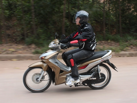  honda việt nam ra mắt xe ga kiểu mới wave rsx at - 1