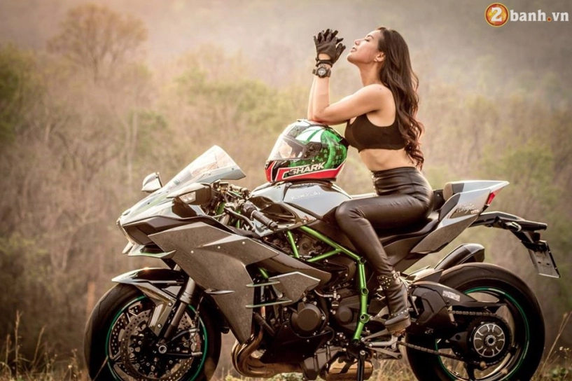 Kawasaki ninja h2 hầm hố đọ dáng cùng nữ biker xinh đẹp - 1