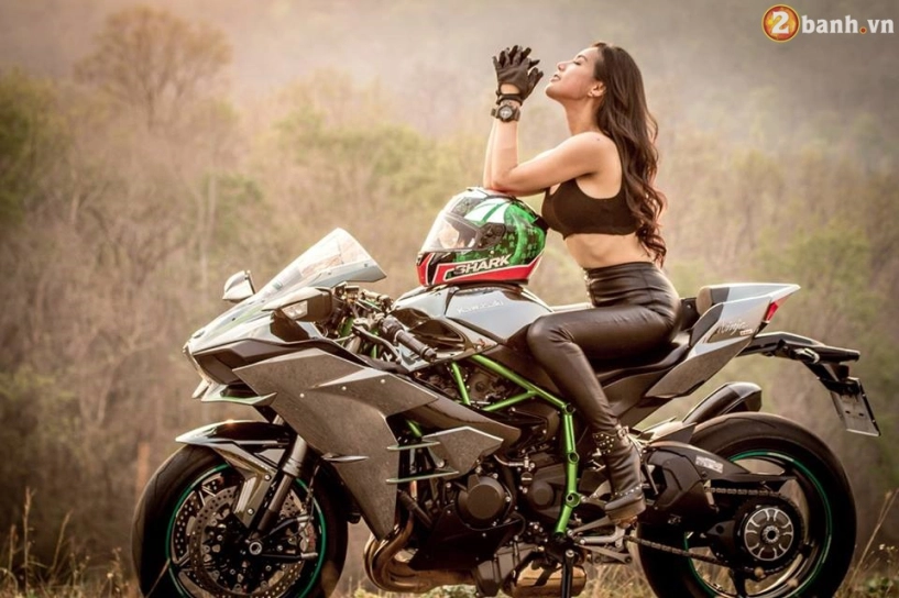 Kawasaki ninja h2 hầm hố đọ dáng cùng nữ biker xinh đẹp - 4