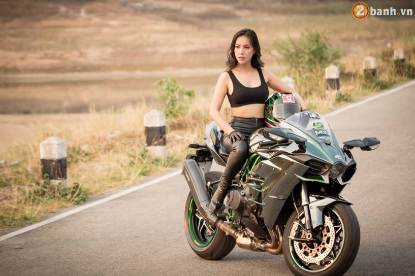 Kawasaki ninja h2 hầm hố đọ dáng cùng nữ biker xinh đẹp - 8