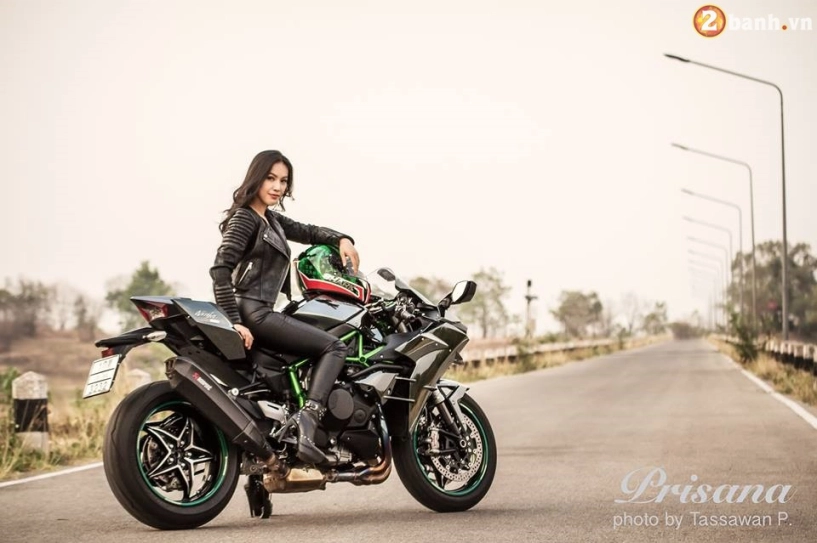 Kawasaki ninja h2 hầm hố đọ dáng cùng nữ biker xinh đẹp - 11