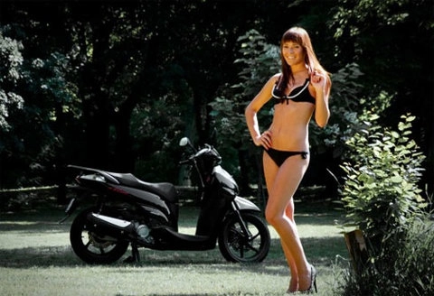  người đẹp sexy bên honda sh300i và yamaha r6 - 1