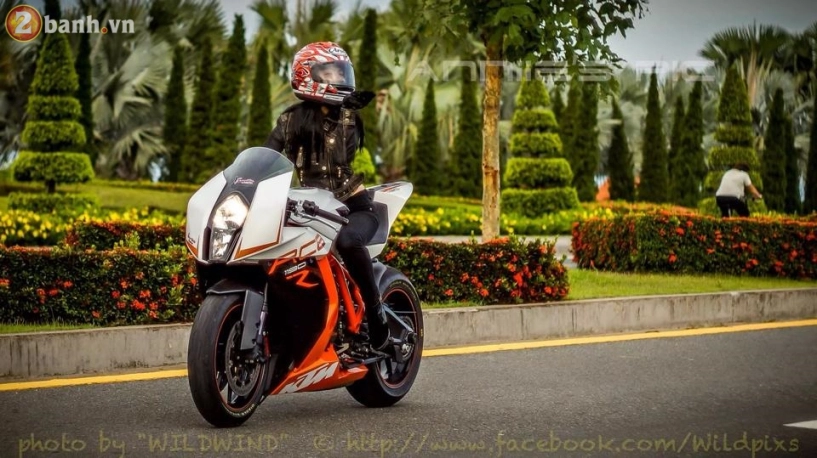 Nữ biker xinh đẹp đọ dáng cùng siêu xe mô tô bị khai tử vì quá mạnh - 1