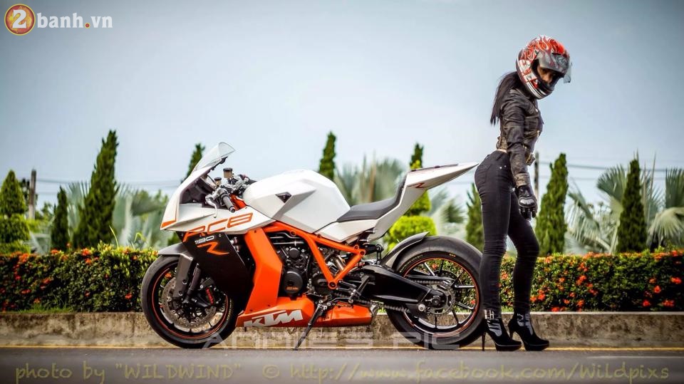 Nữ biker xinh đẹp đọ dáng cùng siêu xe mô tô bị khai tử vì quá mạnh - 11