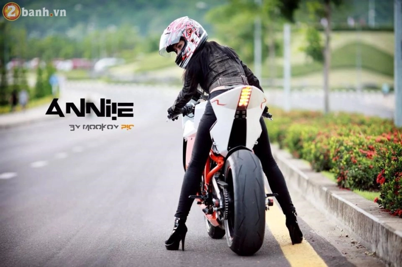 Nữ biker xinh đẹp đọ dáng cùng siêu xe mô tô bị khai tử vì quá mạnh - 12