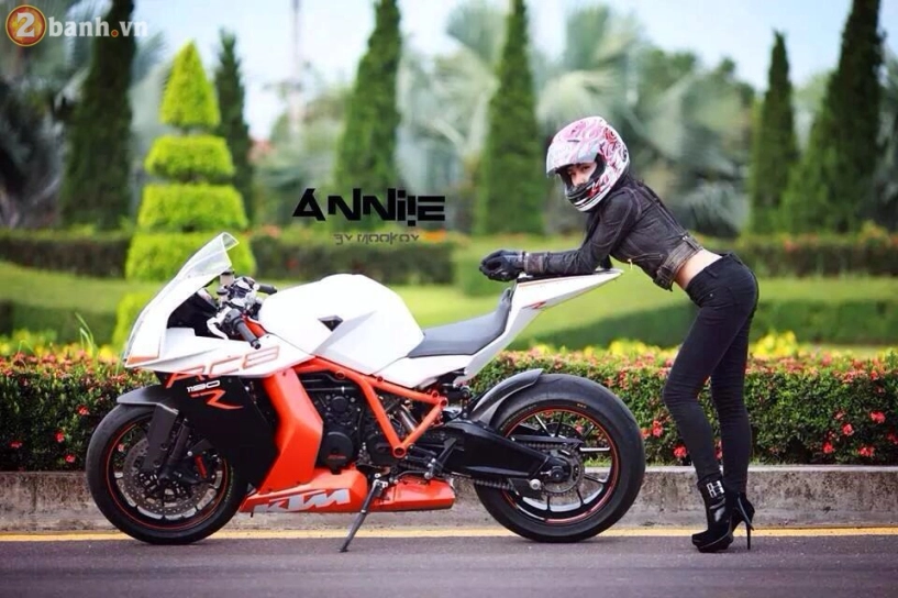 Nữ biker xinh đẹp đọ dáng cùng siêu xe mô tô bị khai tử vì quá mạnh - 13