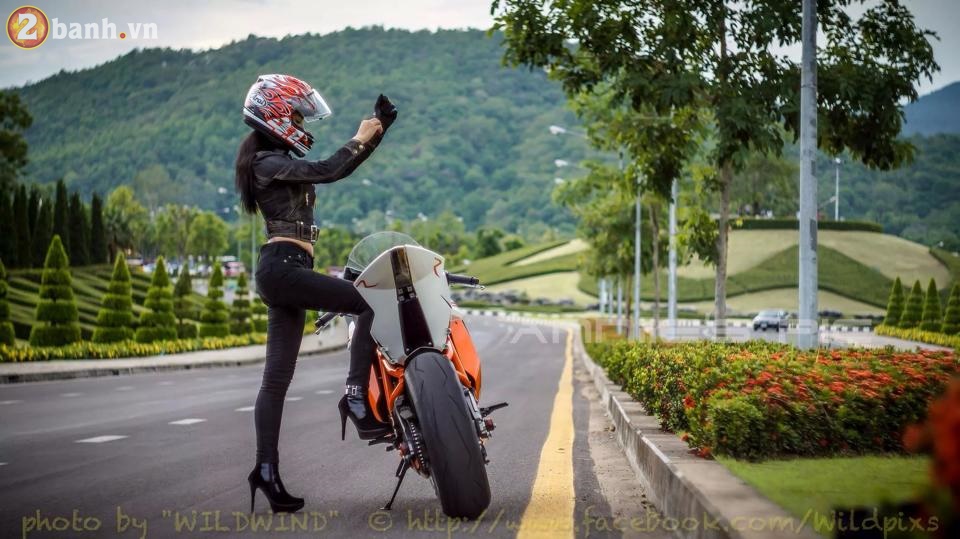 Nữ biker xinh đẹp đọ dáng cùng siêu xe mô tô bị khai tử vì quá mạnh - 15