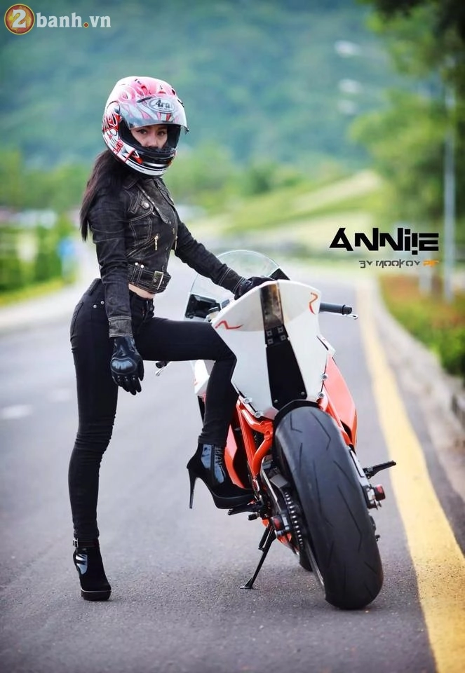 Nữ biker xinh đẹp đọ dáng cùng siêu xe mô tô bị khai tử vì quá mạnh - 16