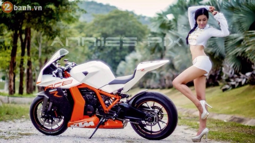 Nữ biker xinh đẹp đọ dáng cùng siêu xe mô tô bị khai tử vì quá mạnh - 23