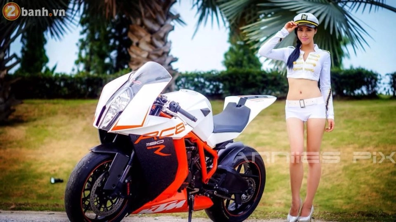 Nữ biker xinh đẹp đọ dáng cùng siêu xe mô tô bị khai tử vì quá mạnh - 26