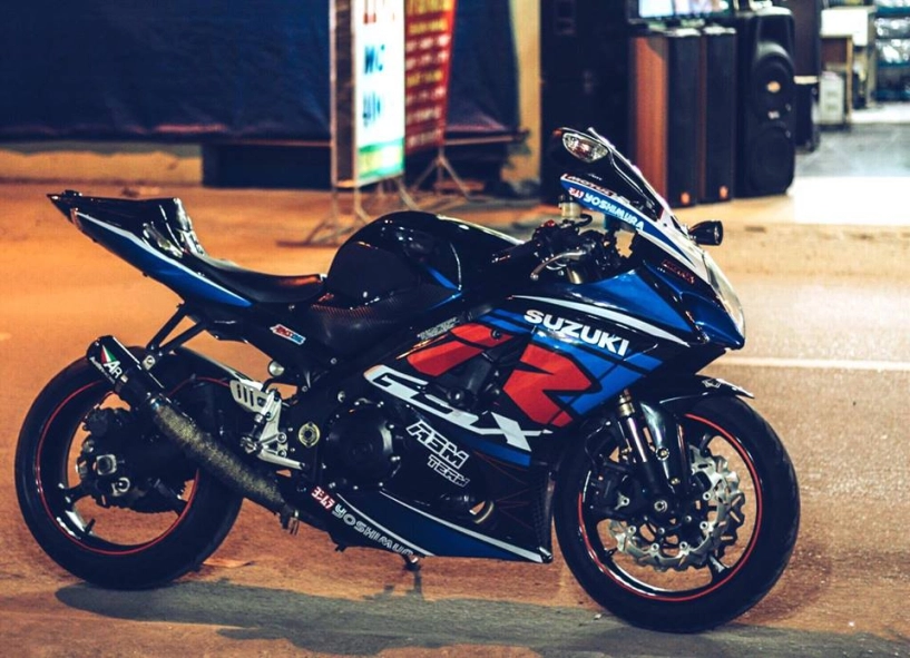 Suzuki gsx mờ ảo trong đêm - 1