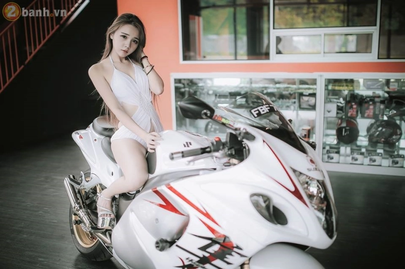 Thiên thần xinh đẹp đọ dáng cùng thần gió suzuki hayabusa - 1