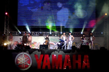  trình diễn nhào lộn với xe yamaha - 1