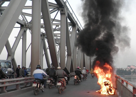  xăng bị nghi là thủ phạm gây cháy xe - 1