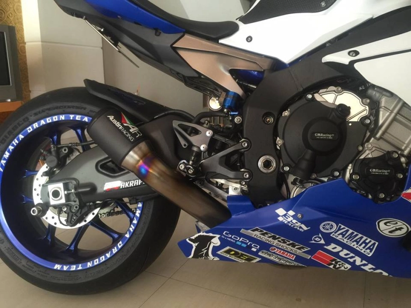 Yamaha r1 lộng lẫy với bộ áo đấu cùng dàn pô hàng hiệu - 2