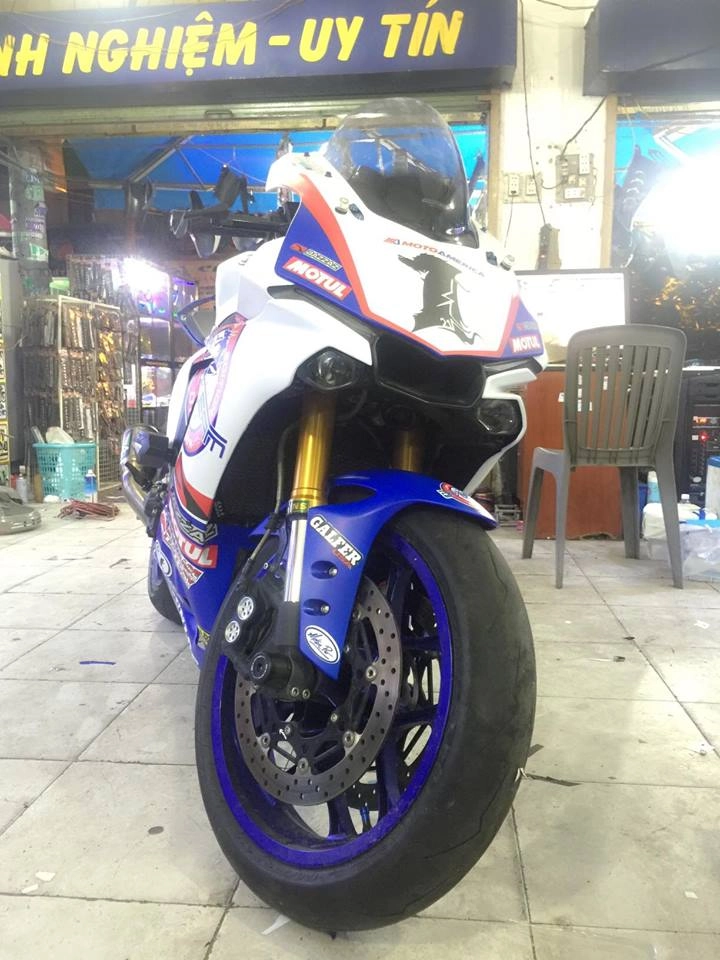 Yamaha r1 lộng lẫy với bộ áo đấu cùng dàn pô hàng hiệu - 6