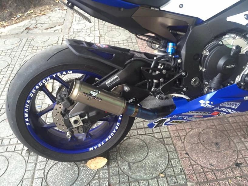 Yamaha r1 lộng lẫy với bộ áo đấu cùng dàn pô hàng hiệu - 9