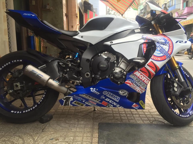 Yamaha r1 lộng lẫy với bộ áo đấu cùng dàn pô hàng hiệu - 10