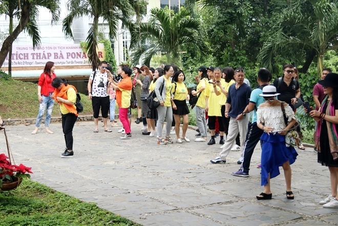 Áo dài miễn phí cho khách mặc thiếu vải đến tháp bà ponagar - 1