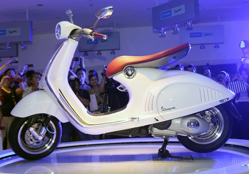  ba chiếc vespa 946 được mua ngay khi ra mắt tại sài gòn - 1