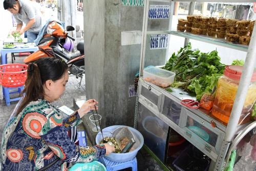 Bánh cống vỉa hè hút khách ở sài gòn - 3