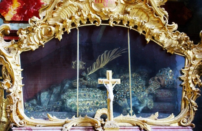 Bộ xương đính đầy vàng bạc châu báu trong nhà thờ đức - 3