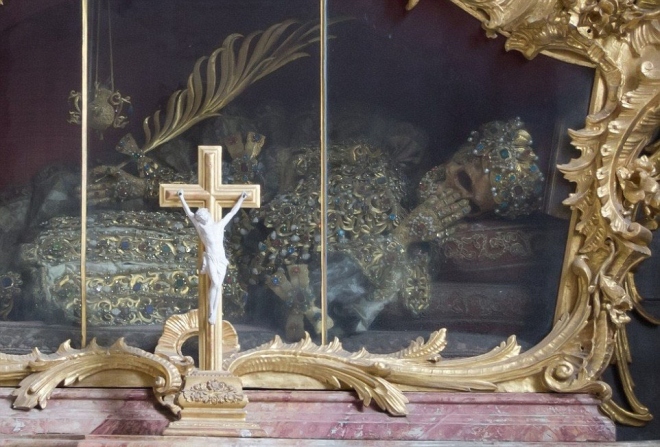 Bộ xương đính đầy vàng bạc châu báu trong nhà thờ đức - 4