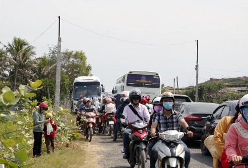 Du khách đông nghịt ở phú yên dịp nghỉ lễ - 1