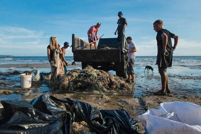 Hàng chục khách tây dọn rác trên biển mũi né - 7