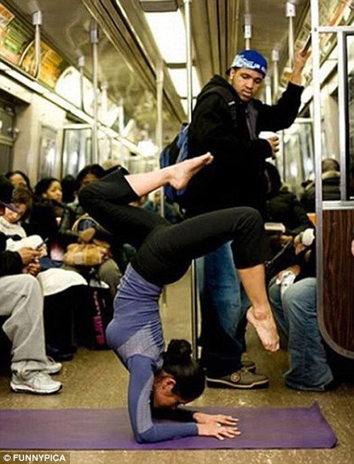 Hình ảnh hài hước của hành khách trên tàu điện ngầm - 2