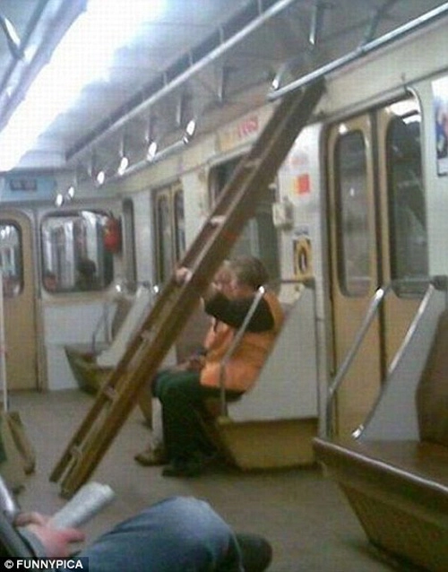 Hình ảnh hài hước của hành khách trên tàu điện ngầm - 3