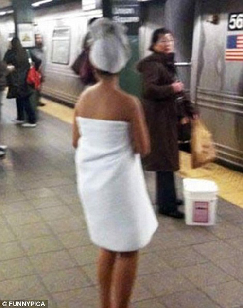 Hình ảnh hài hước của hành khách trên tàu điện ngầm - 5