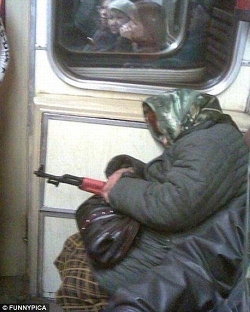Hình ảnh hài hước của hành khách trên tàu điện ngầm - 6