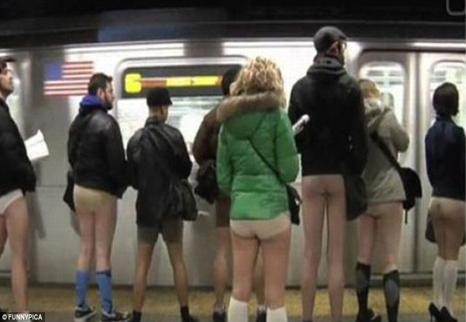 Hình ảnh hài hước của hành khách trên tàu điện ngầm - 7