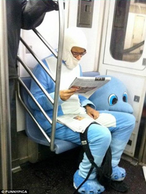 Hình ảnh hài hước của hành khách trên tàu điện ngầm - 8
