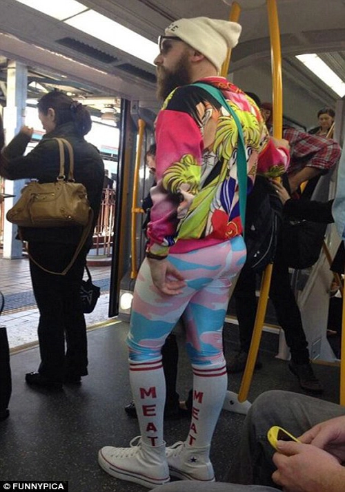 Hình ảnh hài hước của hành khách trên tàu điện ngầm - 9