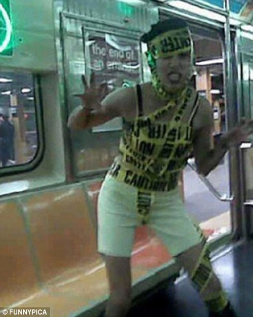 Hình ảnh hài hước của hành khách trên tàu điện ngầm - 10