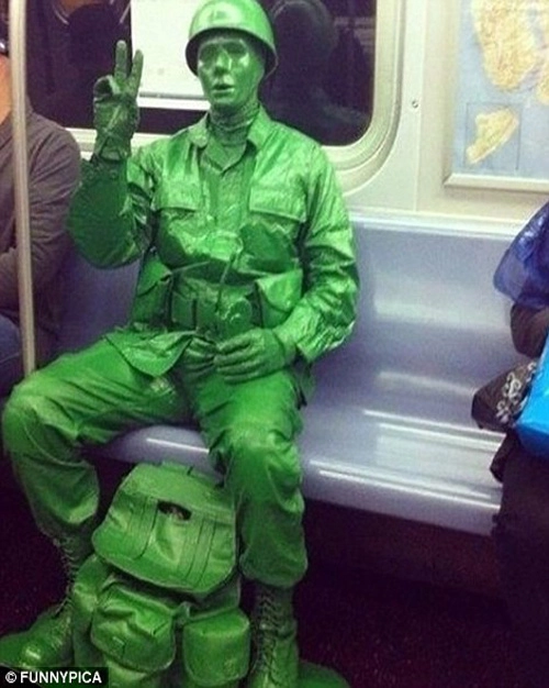 Hình ảnh hài hước của hành khách trên tàu điện ngầm - 11