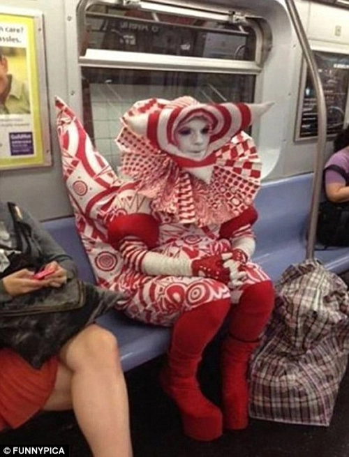 Hình ảnh hài hước của hành khách trên tàu điện ngầm - 12