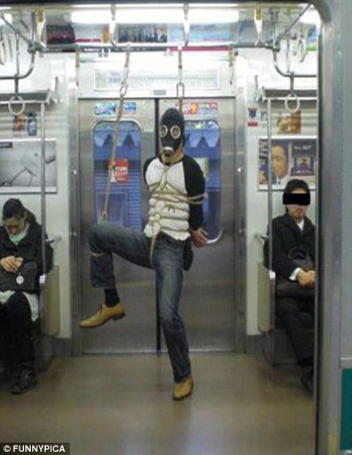 Hình ảnh hài hước của hành khách trên tàu điện ngầm - 13