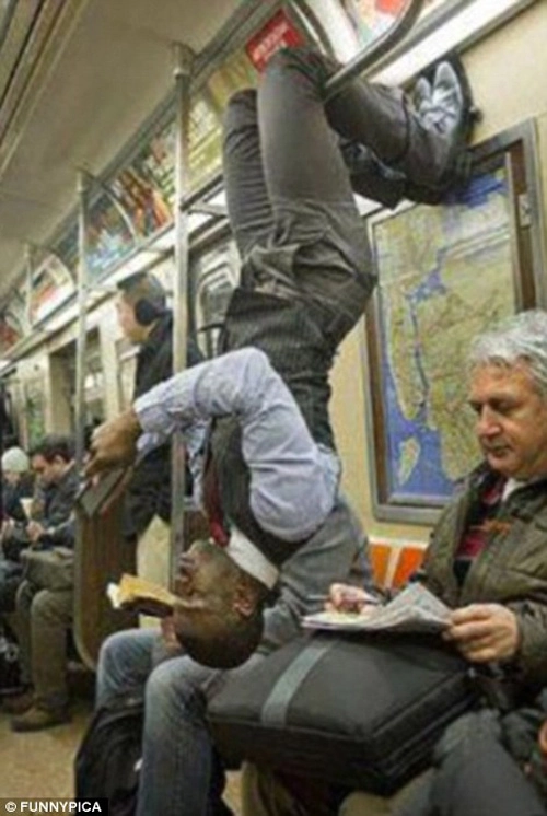 Hình ảnh hài hước của hành khách trên tàu điện ngầm - 16