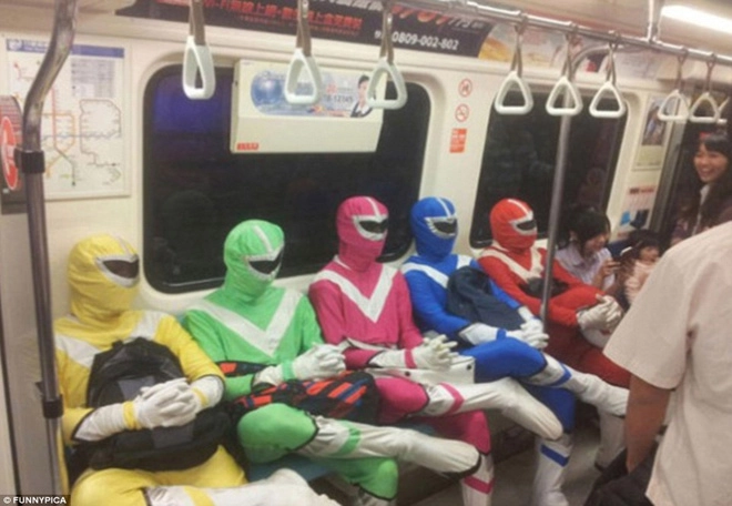 Hình ảnh hài hước của hành khách trên tàu điện ngầm - 17